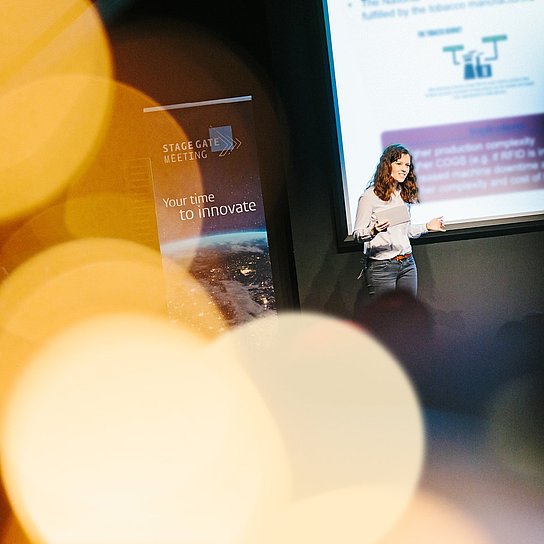 Photo of Anneke Barsch, Product Owner at Hauni, presenting at the Stage Gate Meeting